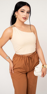 Crop Top Hombro Asimetrico Y Broche Metalico color Beige Claro | ZAIVA
