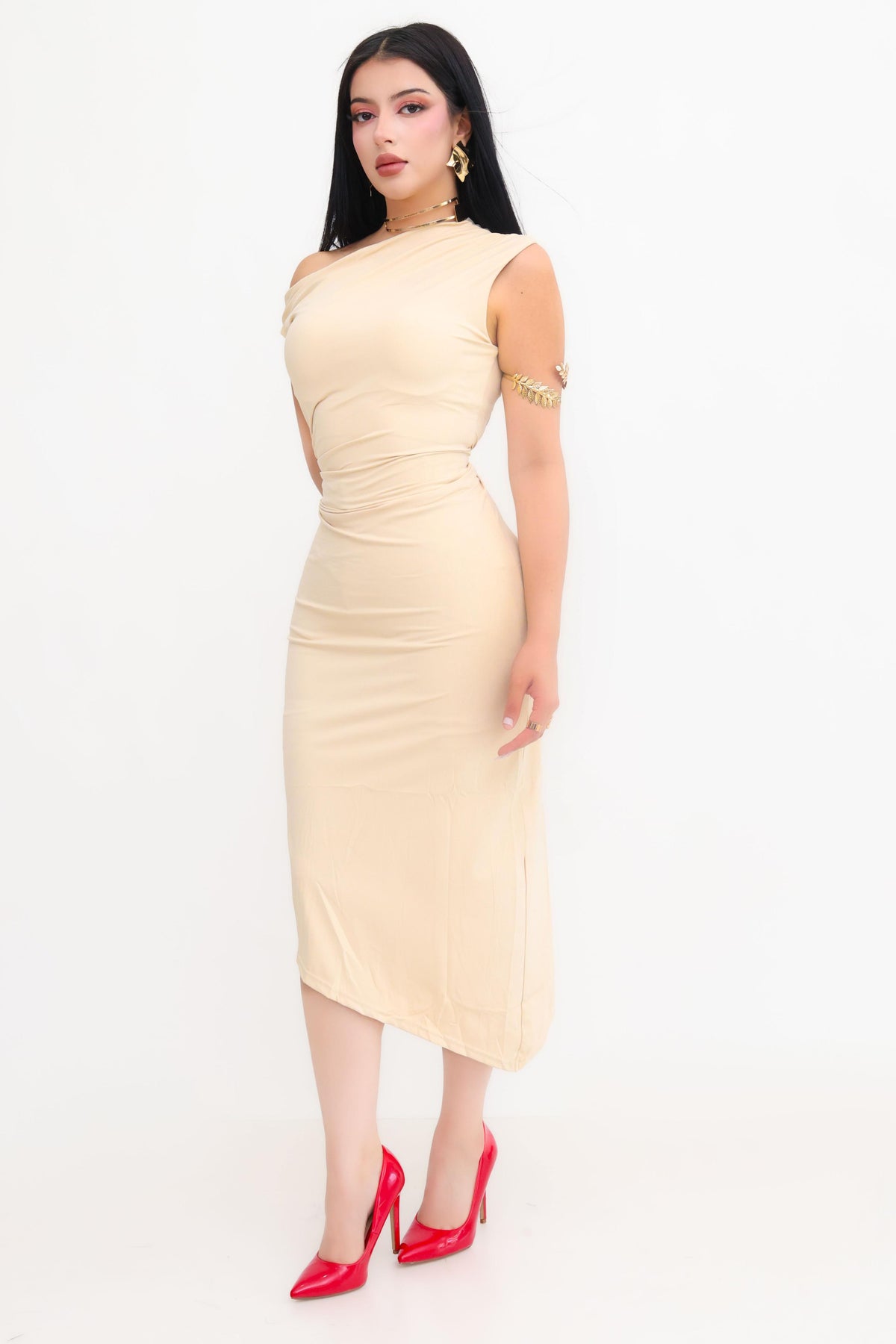 Vestido Bodycon Hombro Asimetrico color Beige | ZAIVA