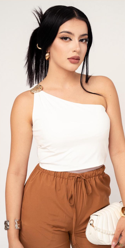 Crop Top Hombro Asimetrico Y Broche Metalico color Blanco | ZAIVA