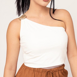 Crop Top Hombro Asimetrico Y Broche Metalico color Blanco | ZAIVA