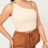 Crop Top Hombro Asimetrico Y Broche Metalico color Beige Claro | ZAIVA