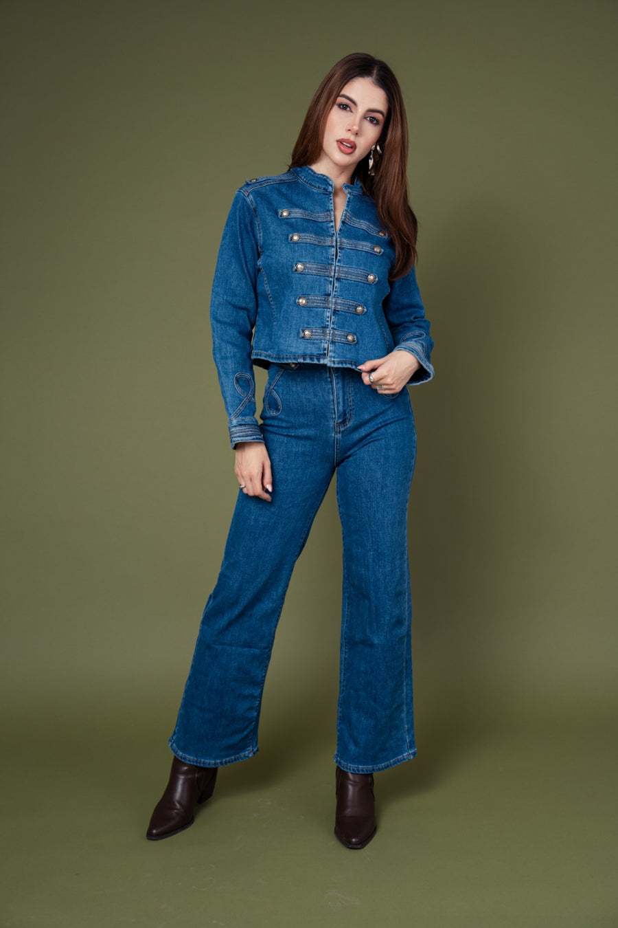 Conjunto Denim Estilo Napoleón Militar · foto 2 · ZA7194 conjunto denim azul medio vista frontal