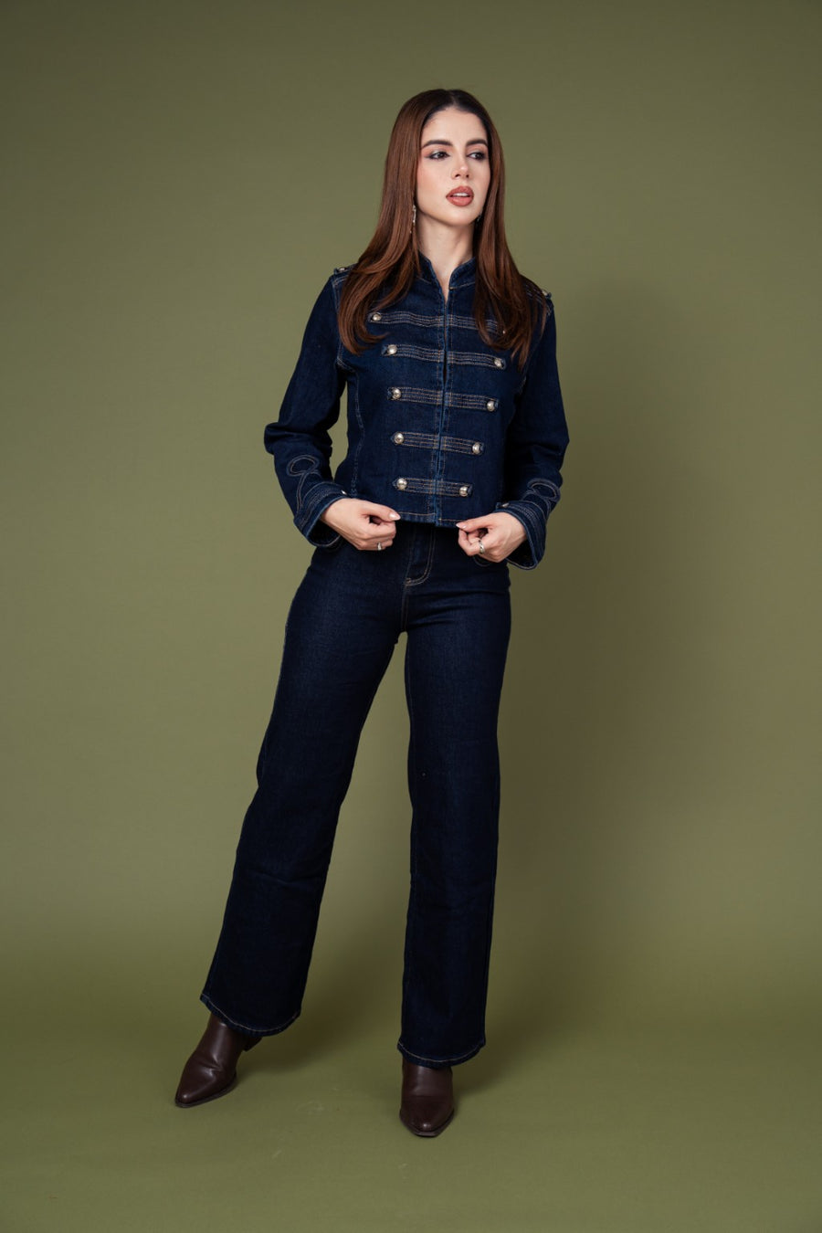 Conjunto Denim Estilo Napoleón Militar · foto 4 · ZA7194 conjunto denim azul oscuro vista frontal