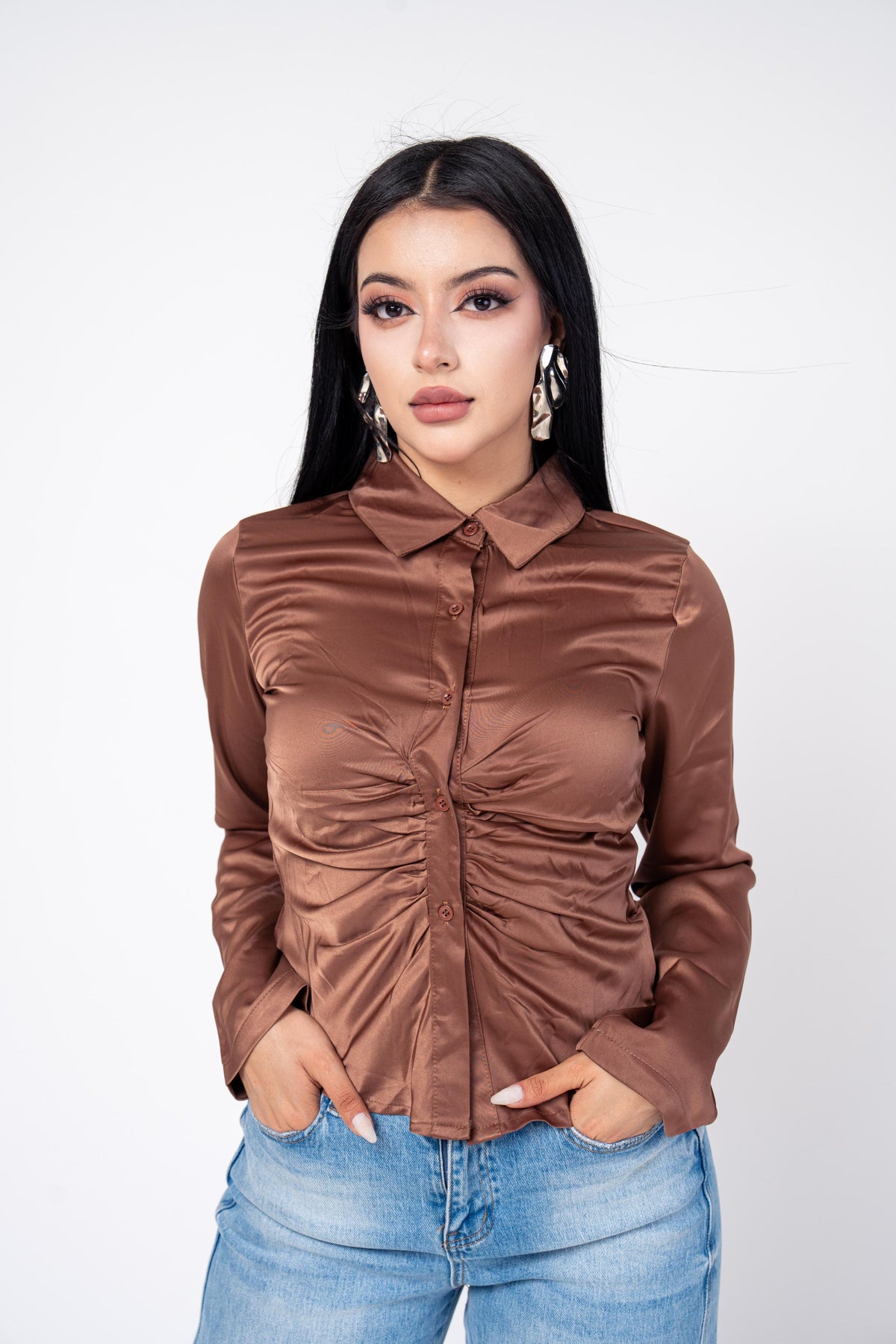 Camisera Satinada Plisada color Cafe | ZAIVA