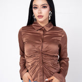 Camisera Satinada Plisada color Cafe | ZAIVA