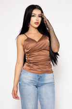 Top Satin Tirantes Con Pliegue Al Costado color Camel | ZAIVA