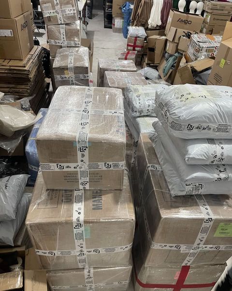 Cajas de pedidos selladas en la bodega de ZAIVA
