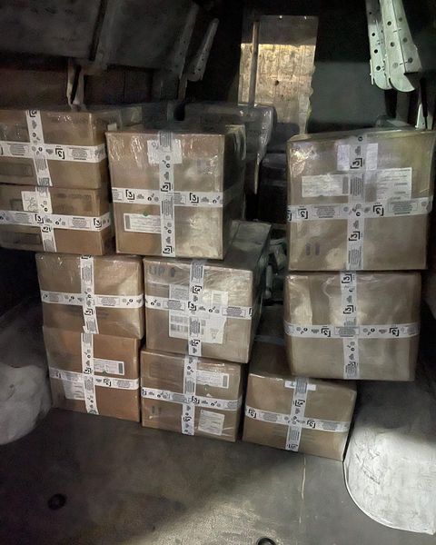 Pedidos acomodados dentro de la camioneta de envío