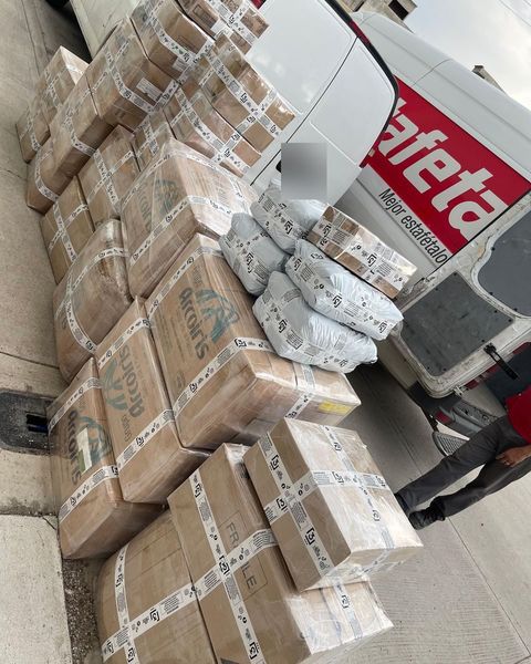 Pedidos de ZAIVA empacados y listos para subir a la camioneta de paquetería