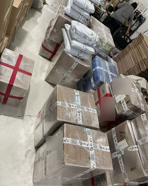 Cajas de pedidos de clientas listas para envío