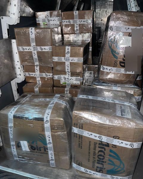 Camioneta de paquetería cargada con pedidos de ZAIVA
