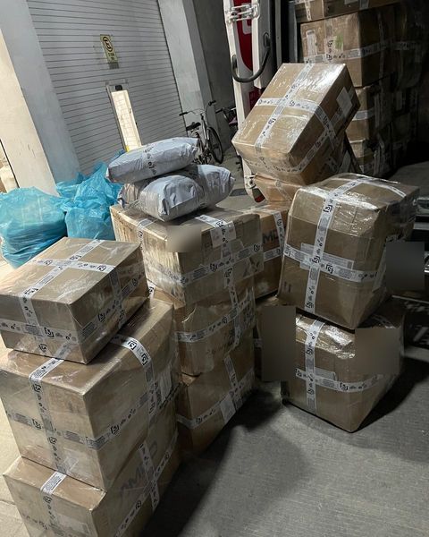 Cajas y bolsas de pedidos listas para recolección